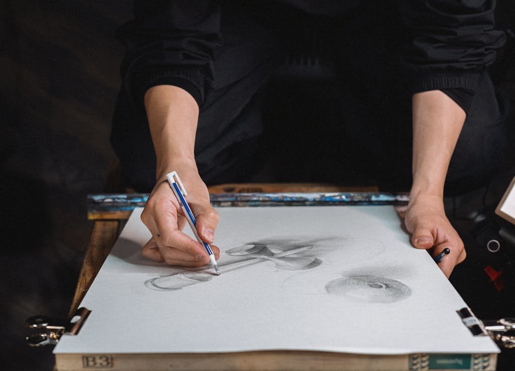 Persona dibujando a lápiz