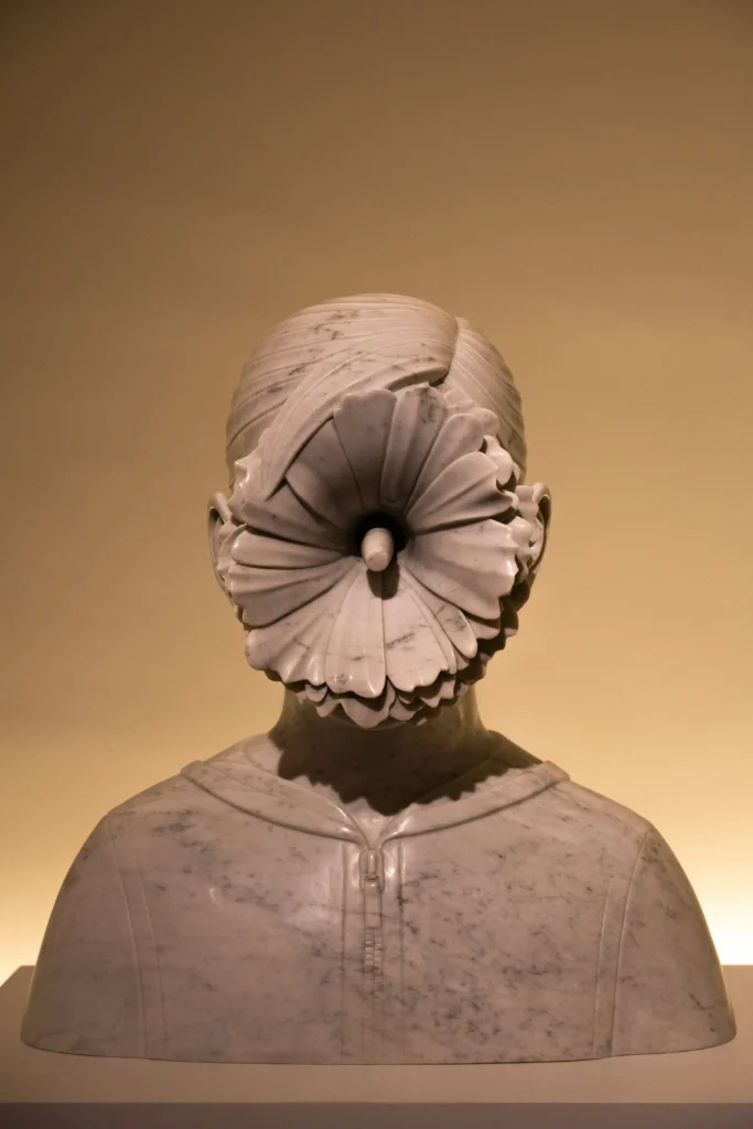 Escultura de marmol de joven